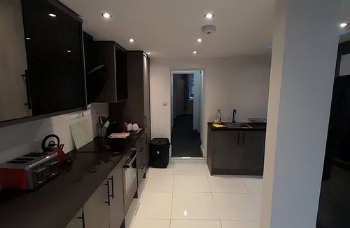 Llandaff North House | Entire Contemporary & spacious home with free street parking