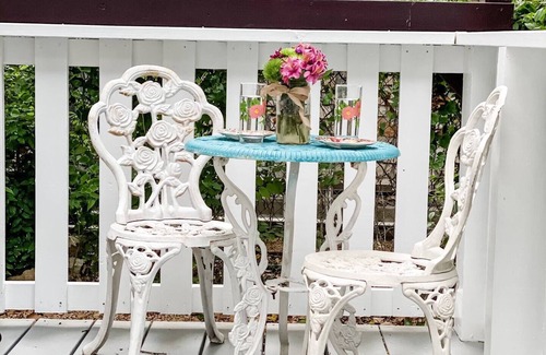 Round Rock Original Plat Cottage | Entire Cottage in Historic Downtown Round Rock
