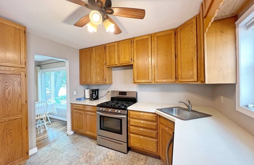 Arlington House | Entire Cozy 3 bedrooms Single Bungalow House in Arlington Near DC