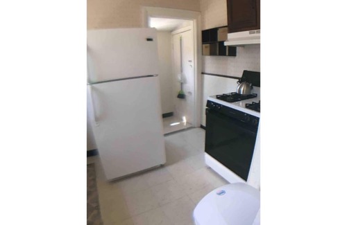 Detroit - Shoreway House | Entire Cozy Apartment in Ohio City. Near Downtown.