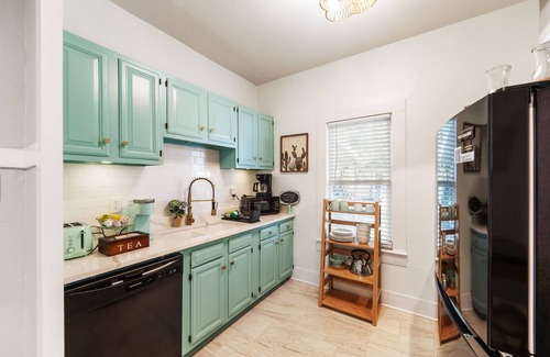 Government Hill House | Entire Cozy Cottage, Family Friendly, Perfect Location- Fort Sam,BAMC, Riverwalk