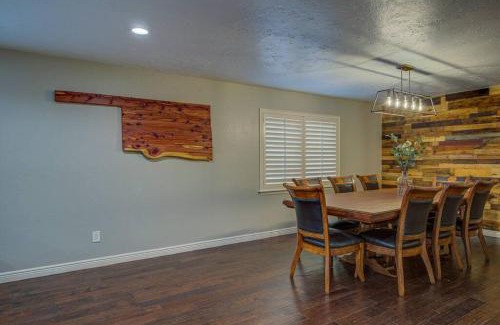 Norman House | Entire Cozy Getaway with Pool