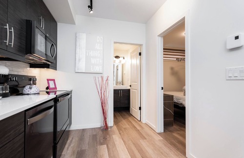 Fort Gary Condo | Entire Cozy Glitter wall 2 bedroom 1 bath condo