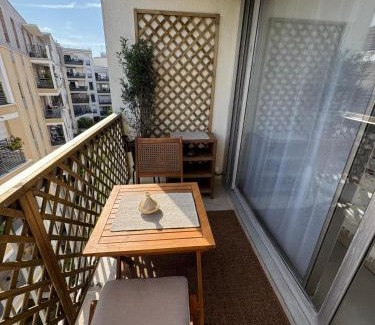Plateau - Mont-Valerien Apartment | Entire Cozy Studio Walk to La Défense Arena