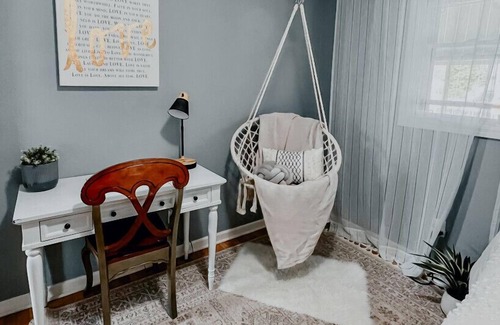 Eastwood House | Entire Cute Boho Home Near Hospital, Expo Center, Free Parking