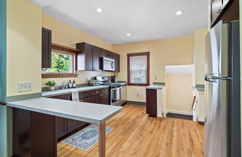 Bedford House | Entire Duplex|Historic District|Sleeps 12
