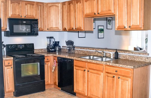 Starkville House | Entire Duplex! Lake Views-5 Mins to MSU Campus! Great for Groups, Relax Lakeside