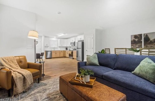 Taylors House | Entire duplex w/2 private decks, great for groups