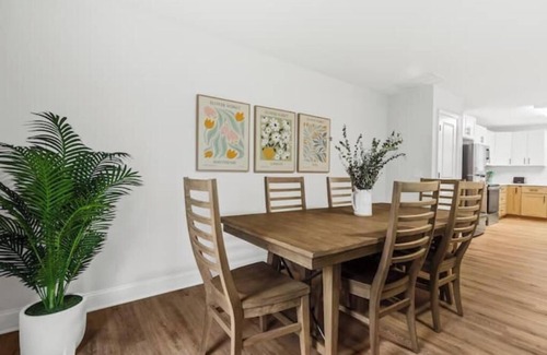 Taylors House | Entire duplex w/2 private decks, great for groups