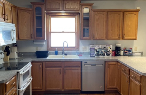 Lincoln House | Entire Elegant Single-Family House in Upscale Neighborhood & Convenient Location
