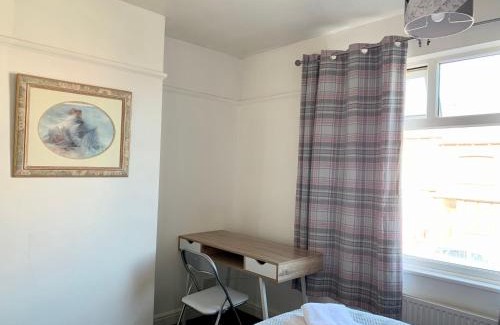 Beeston Apartment | Entire Family Vacation Home . WiFi . FREE Parking