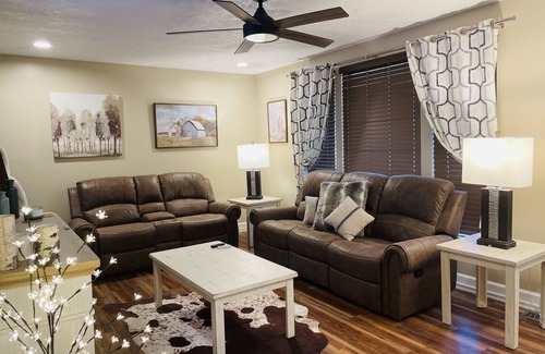 Clarksville House | Entire Farmhouse With 3bed & 1.5bath