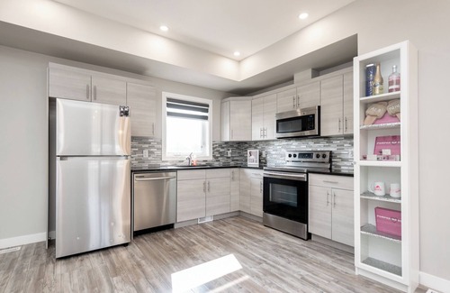 Fort Gary House | Entire Glitter House 4 Bedroom 3 bath with hottub!