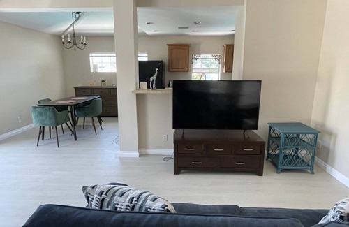 Thousand Oaks House | Entire guest house with access to pool area