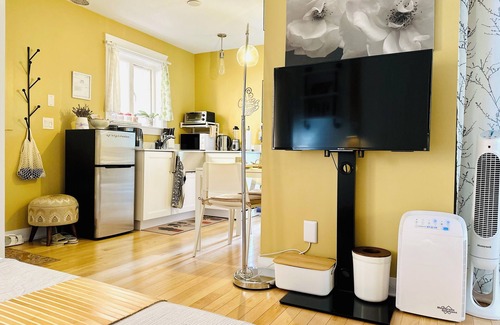 Grandview-Woodland Apartment | Entire Guest Studio Suite w/King-Bed | Bathtub | Parking