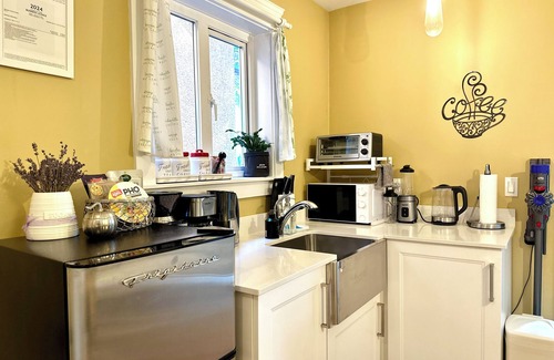 Grandview-Woodland Apartment | Entire Guest Studio Suite w/King-Bed | Bathtub | Parking