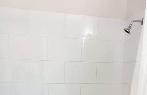 Burke Mountain House | Entire Guest Suite - 1 bedroom with Private Entrance and A/C 整体套房-一间卧室