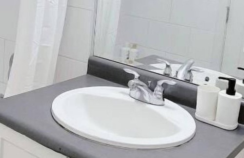Burke Mountain House | Entire Guest Suite - 1 bedroom with Private Entrance and A/C 整体套房-一间卧室