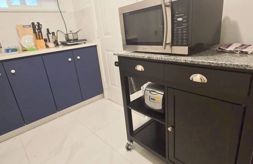 Steveston House | Entire Guest Suite studio private Luxury Bathroom Free parking Separate entrance