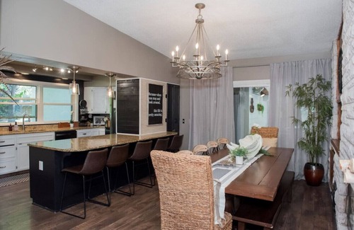 Fargo House | Entire historic on Iconic 8th St w/indoor pool