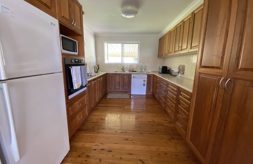 Centenary Heights House | Entire holiday house 4 bedrooms