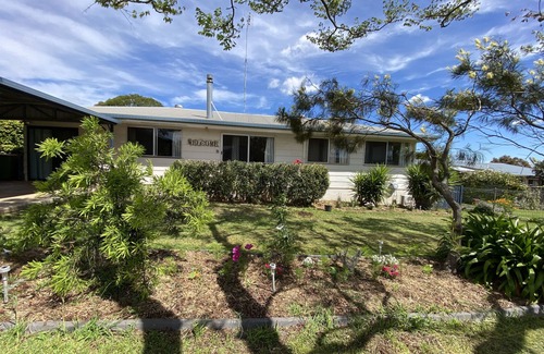 Centenary Heights House | Entire holiday house 4 bedrooms