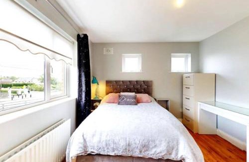 Donabate House | Entire Home 10 min from Dublin Airport