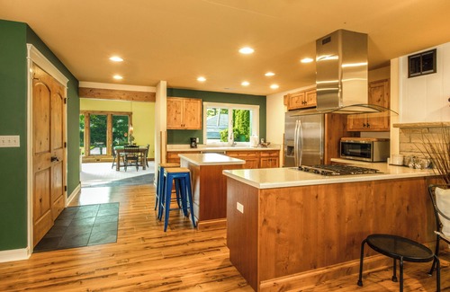 Wheaton House | Entire Home 1Br 1.5 Bath Ranch, King Bed, Dedicated Workspace