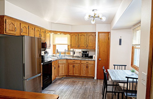 Oshkosh House | ENTIRE HOME!-3 Bedroom Home in the Heart of Oshkosh