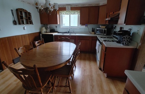 Canandaigua House | Entire Home - 4 Bedroom - Sleeps 10 Canandaigua - Steps Off Main St/Downtown