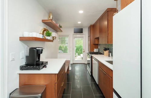 Ames House | ENTIRE HOME! 5 BEDROOM, 2 BATH, WITH JACUZZI - .2 miles to Iowa State Campusn
