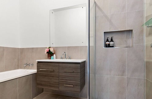 New Lambton House | Entire Home: 600m to Hospital; Local Shops + Park