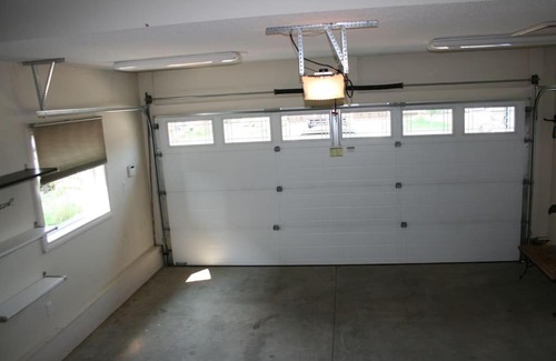 West Edmonton House | Entire Home AC 4Beds Sleeps 8 Double Garage Near WEM Free Wifi & Netflix