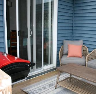 West Edmonton House | Entire Home AC 4Beds Sleeps 8 Double Garage Near WEM Free Wifi & Netflix