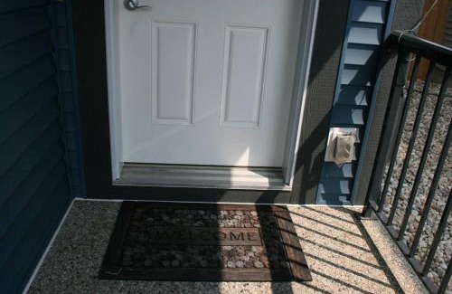 West Edmonton House | Entire Home AC 4Beds Sleeps 8 Double Garage Near WEM Free Wifi & Netflix
