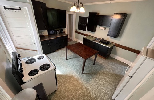 Geneva House | Entire Home: Central & Spacious 8BD 2.5 BA in DT Geneva
