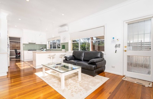 Narrabundah House | Entire home close to restaurants and tourist attractions in inner South Canberra