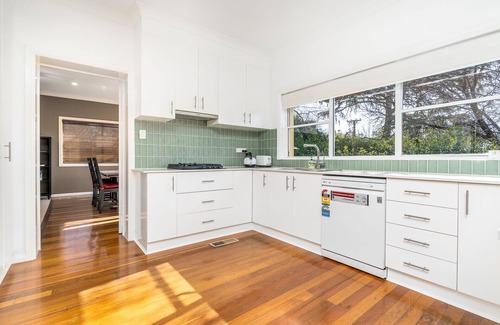 Narrabundah House | Entire home close to restaurants and tourist attractions in inner South Canberra