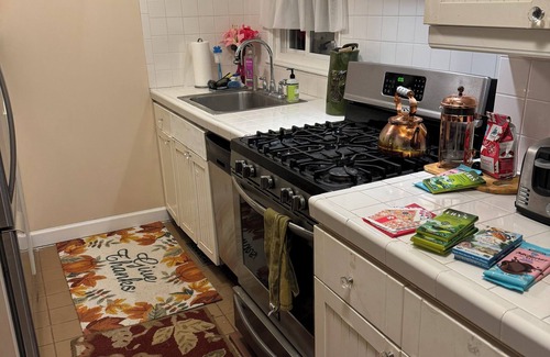 Highland Park Cottage | Entire home, close to Ravinia Festival, Lake, Town, and Train to the city.