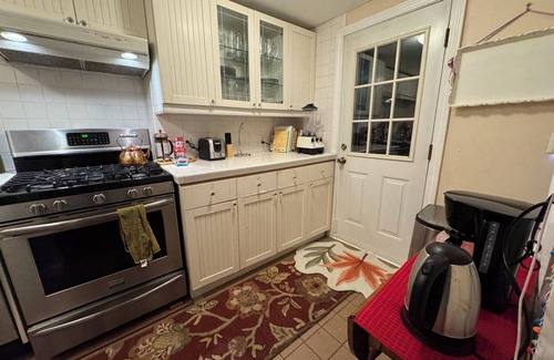 Highland Park Cottage | Entire home, close to Ravinia Festival, Lake, Town, and Train to the city.