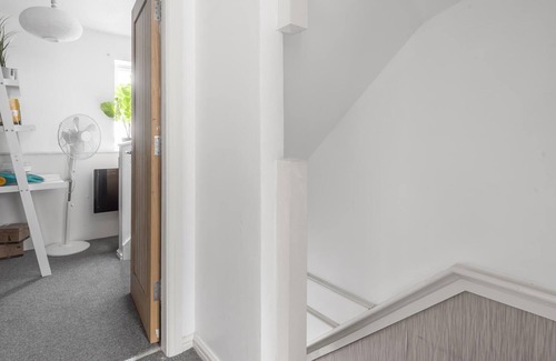 Levenshulme Apartment | Entire Home - Cosy 3 Bedroom House, Close to Levenshulme Station, 13 mins to Manchester City Centre