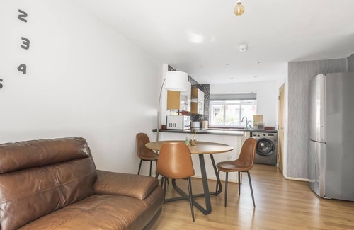 Levenshulme Apartment | Entire Home - Cosy 3 Bedroom House, Close to Levenshulme Station, 13 mins to Manchester City Centre