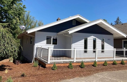 Independence House | Entire Home & Fenced Yard For Family & Pets