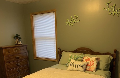 Cherokee House | Entire Home for Your Stay: 3bdrm, 2 Full Baths, Wifi, Full Kitchen, Washer/Dryer