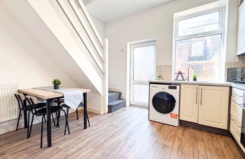 Ashton-under-Lyne House | Entire Home | WiFi | Free Parking | Great Location