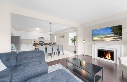 Kitchener House | Entire Home Get Away/65"TV/PingPong/9Bed/3 Parking