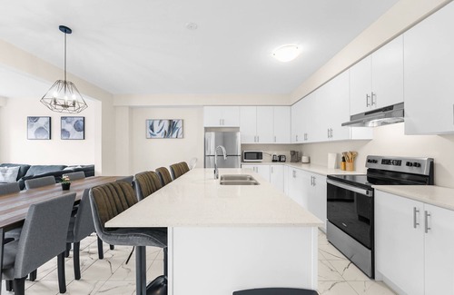 Kitchener House | Entire Home Get Away/65"TV/PingPong/9Bed/3 Parking
