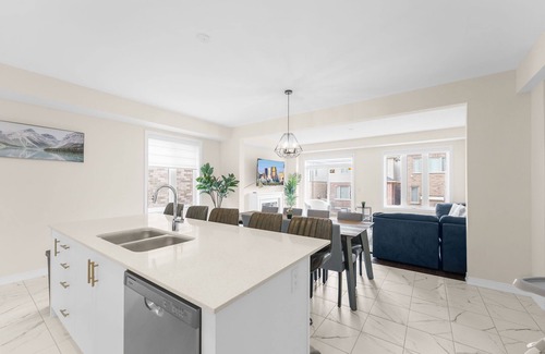 Kitchener House | Entire Home Get Away/65"TV/PingPong/9Bed/3 Parking