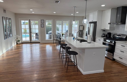 Grantville House | Entire home, Heated Pool, Free Parking, WiFi, Pets are allowed