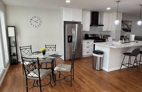 Grantville House | Entire home, Heated Pool, Free Parking, WiFi, Pets are allowed